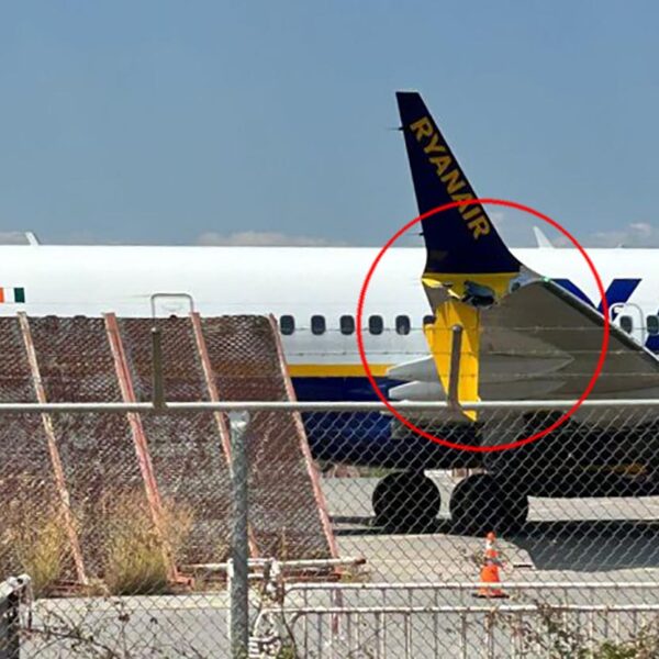 Hombre succionado por ventana del avión en vuelo de Ryanair
