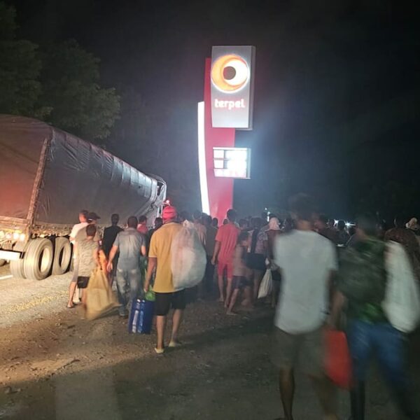 Choferes Frustran Saqueo en Camión Volcado en Arequipa