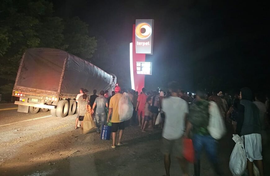 Choferes Frustran Saqueo en Camión Volcado en Arequipa