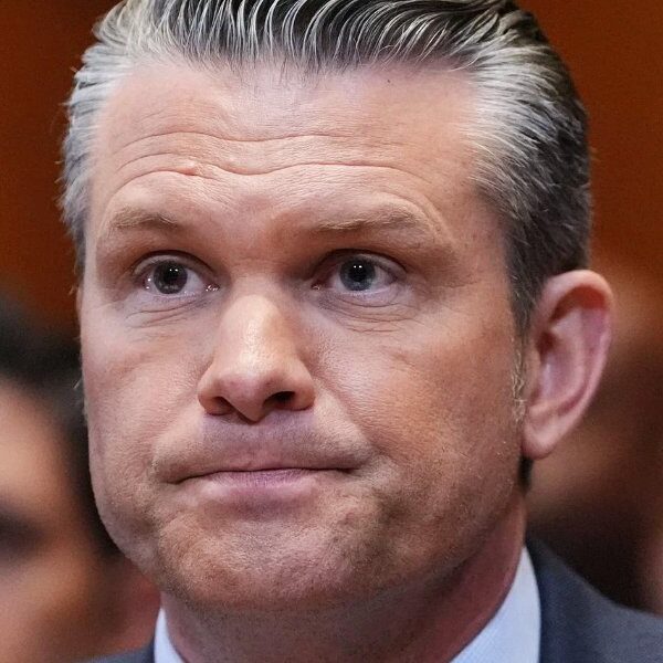 Pete Hegseth: La Crítica de Thom Tillis y la Controversia Creciente